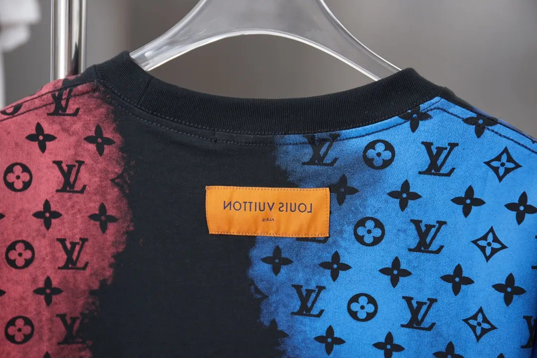 🅿️190 1V 25SS early spring new style Colorful digital LV lettering short sleeves Light luxury essential item for daily commuting for men and women Correct version Welcome to compare Detailed features · 320g 100% pure cotton double yarn jersey fabric · Special thickened 32 pieces of double-strand 1X1 thread in the same cylinder custom dyeing · Positioned color digital LV lettering printing · Double needle stitching and cross-stitching technology · Original main mark, washed tag, brand moisture-proof paper packaging Color: black/white Size: S/M/L/XL